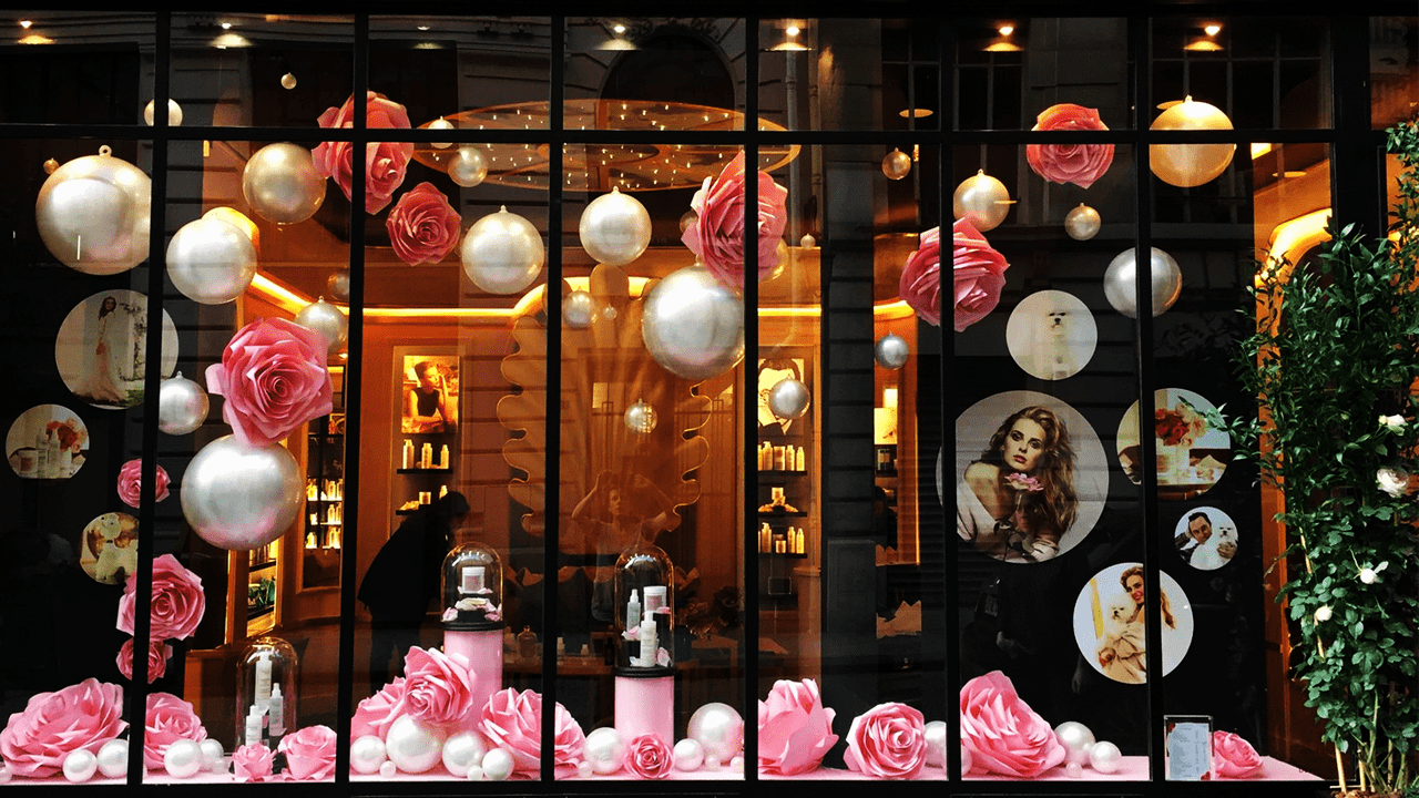 Vitrine avec boules suspendues rose et blanche BallKit