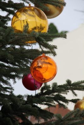 Boules teintées or et orange sur sapin