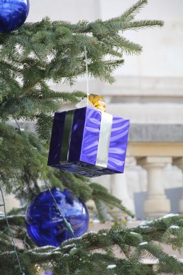 Guirlande de cadeaux bleu pour sapin