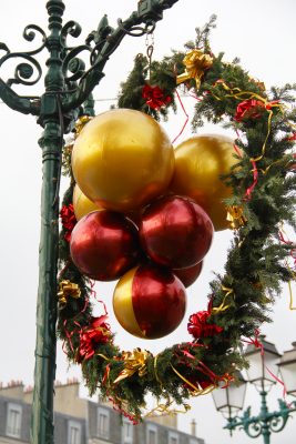 Grappe de boules or et rouge noël