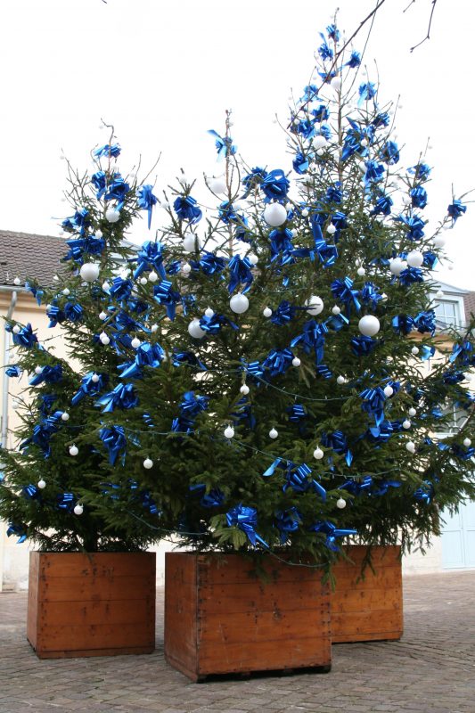 Sapin, boules blanches et nœuds de noël bleu