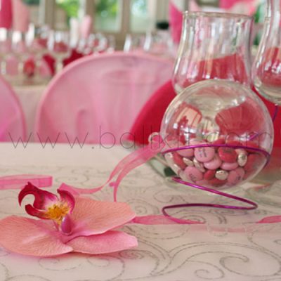 Table de mariage, boule transparente et dragées