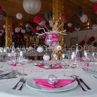 Table de mariage et boules transparentes garnies de dragées