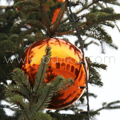 Boule miroir orange et sapin géant