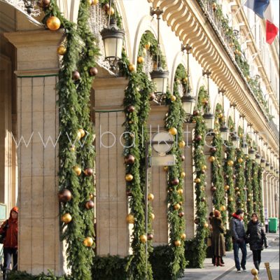 Boules or et marron et jabots pour la décoration d'arcades de rues