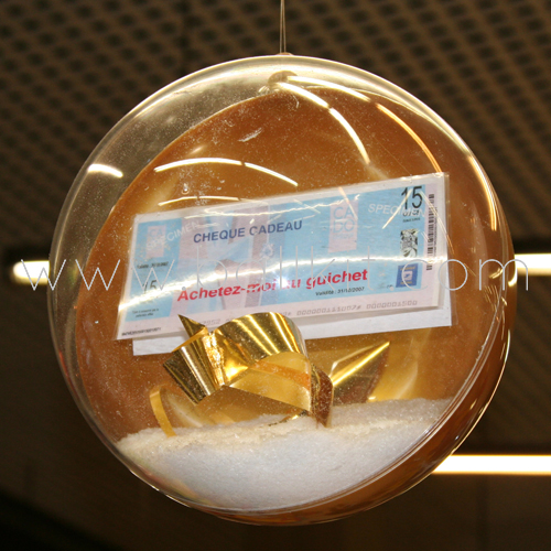Boule bicolore display à garnir avec un chèque cadeau et de la neige