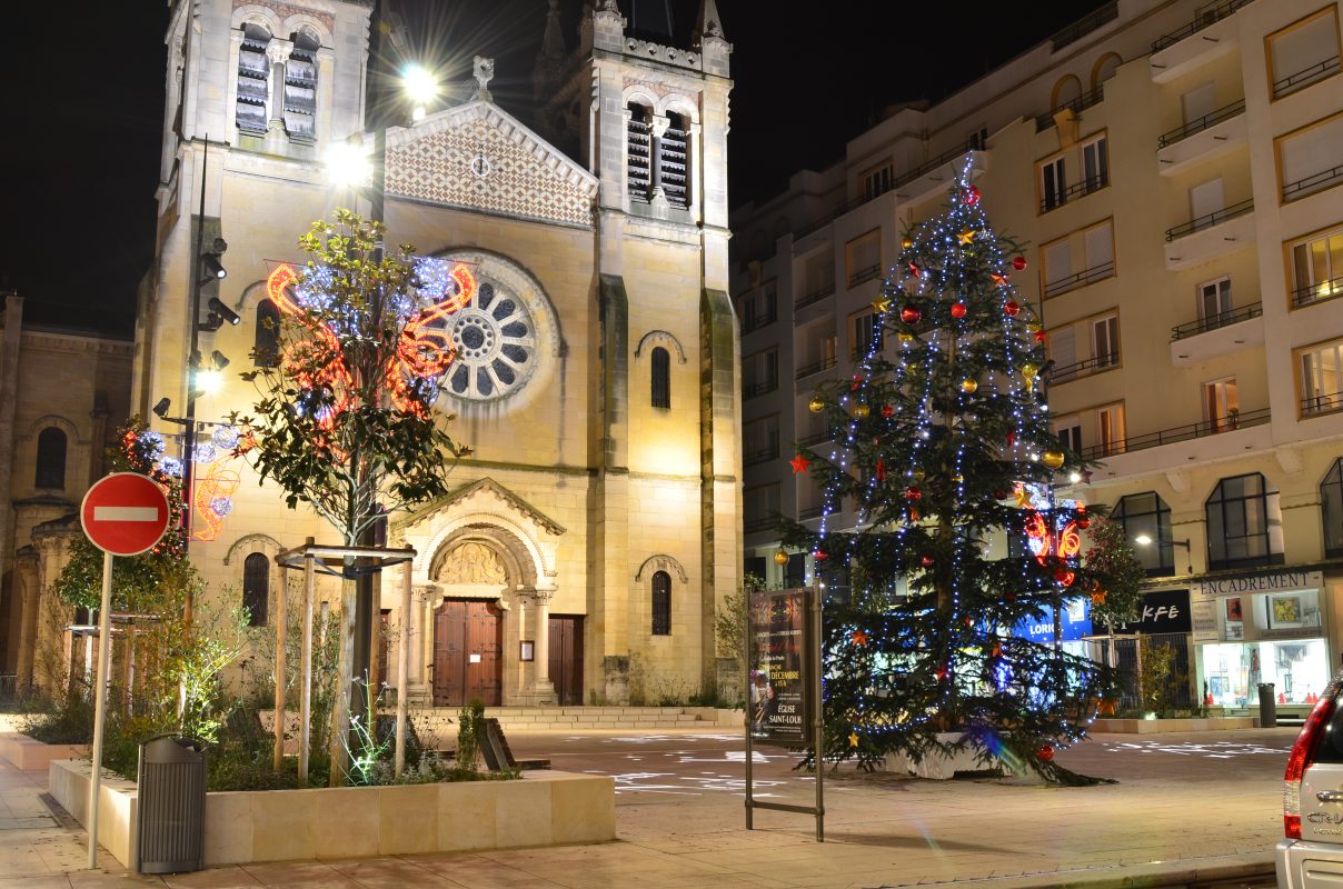 Sapin avec guirlandes LED et boules or et rouge