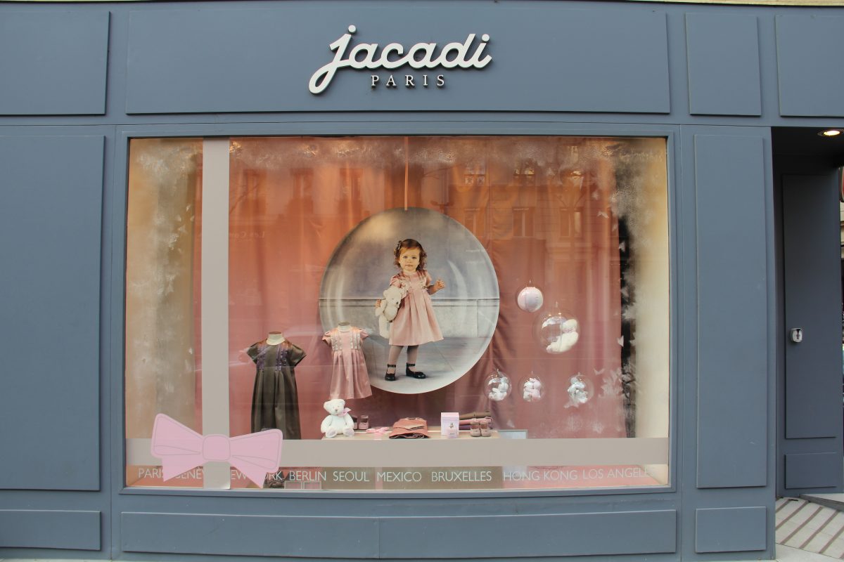 Boules transparentes à garnir dans vitrine