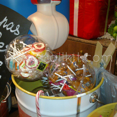 Boules transparentes en contact alimentaire garnies de bonbons, sucettes et sucreries