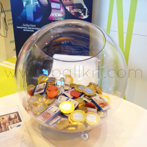 Boule présentoir transparente à poser, garnie de chocolats