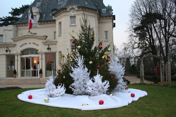 Décorations Mairie sapin, boules miroirs, tapis neige